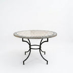 Table ronde en zellige Ø 100 cm Beige avec cabochon noir – Table artisanale en béton avec pied fixe en fer forgé noir