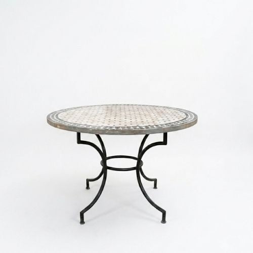Table ronde en zellige Ø 100 cm Beige avec cabochon noir – Table artisanale en béton avec pied fixe en fer forgé noir