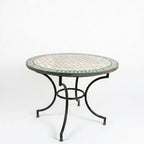 Table ronde en zellige Ø 100 cm Beige avec cabochon vert – Table artisanale en béton avec pied fixe en fer forgé noir