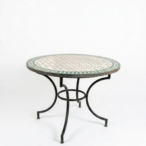 Table ronde en zellige Ø 100 cm Beige avec cabochon vert – Table artisanale en béton avec pied fixe en fer forgé noir