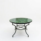 Table Ronde en Zellige Vert Ø 120 cm – Plateau en Béton et Pied Fixe Noir en Fer Forgé