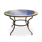 Table zellige ronde bleue avec cabochons jaunes et pied fixe en fer forgé noir