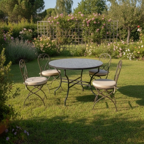Table ronde en zellige marocain gris avec pied pliable en fer forgé installée dans un espace extérieur convivial