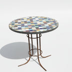Table marocaine ronde en zellige multicolore avec plateau artisanal et structure fixe en fer forgé noir