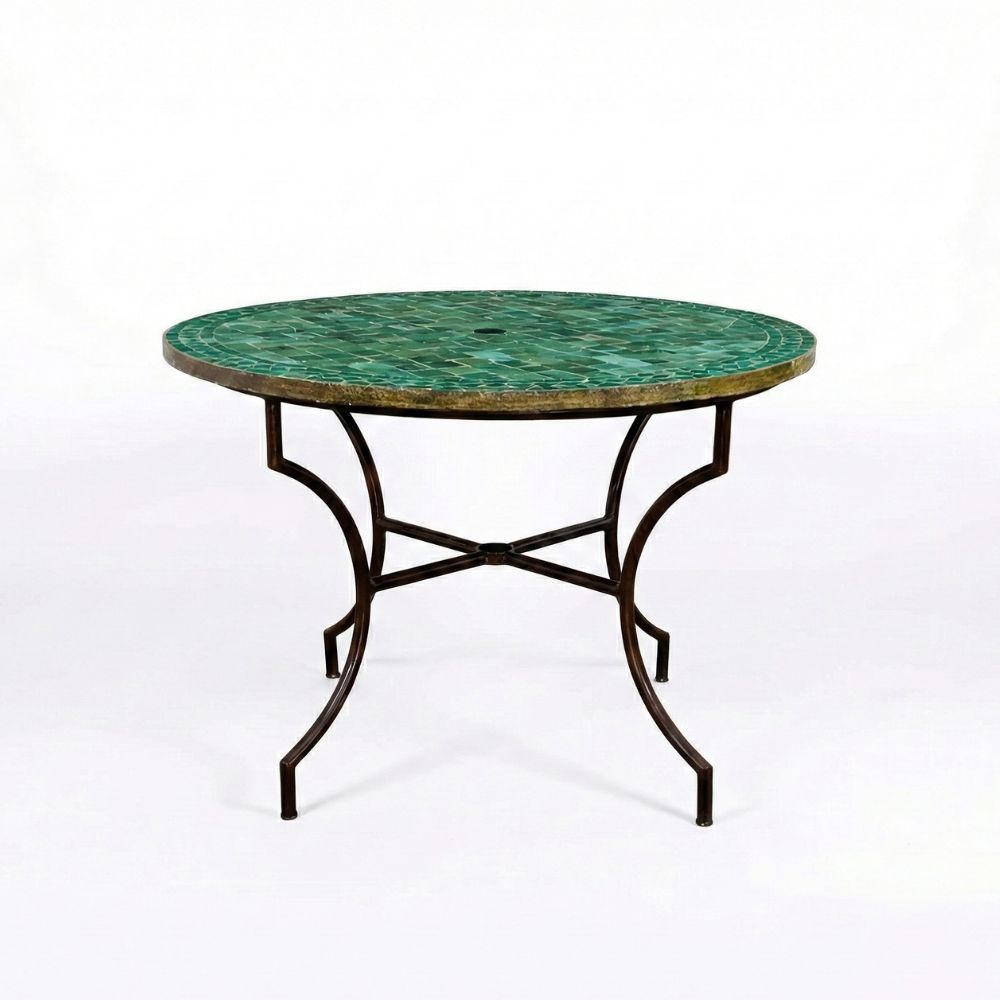 Table ronde en mosaïque marocaine zellige vert avec carreaux 5×5 cm et pied fixe en fer forgé noir