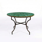 Table ronde en mosaïque marocaine zellige vert avec carreaux 5×5 cm et pied fixe en fer forgé noir