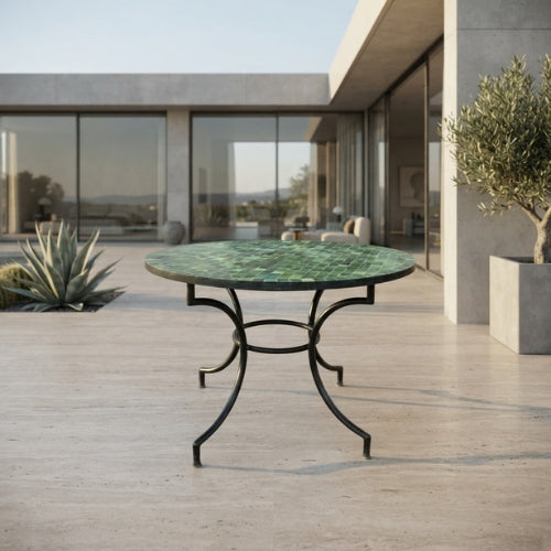 Table ronde en zellige verte installée sur une terrasse, dans un jardin ou un patio extérieur