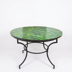 Table ronde en zellige marocain vert Tamegroute Ø120 cm présentée sur fond blanc avec structure en fer forgé noir fixe