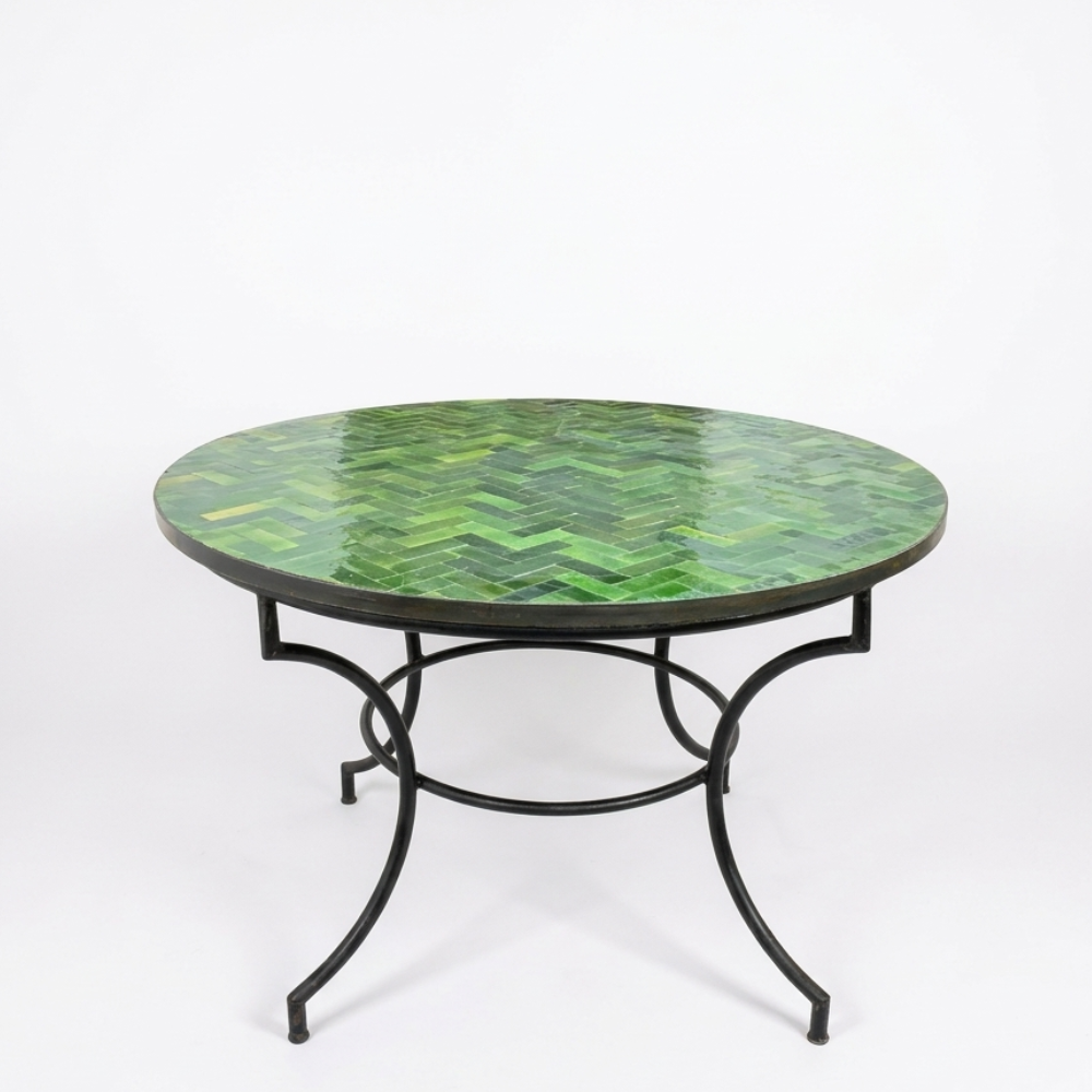 Table ronde en zellige marocain vert Tamegroute Ø120 cm présentée sur fond blanc avec structure en fer forgé noir fixe