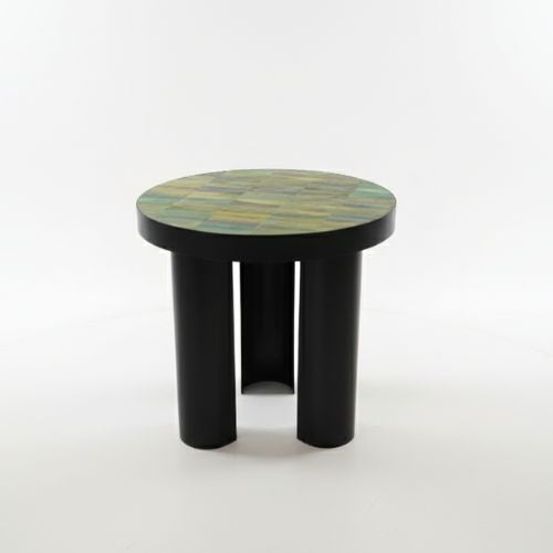 Table ronde en zellige marocain vert Tamegroute posée à la main, finition artisanale et structure en fer forgé noir