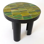 Table ronde en zellige marocain vert Tamegroute posée à la main, finition artisanale et structure en fer forgé noir