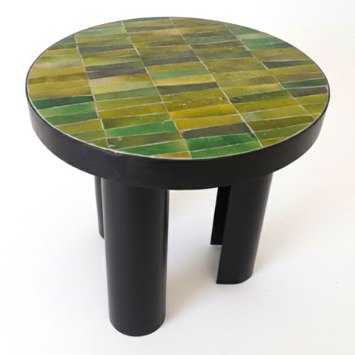 Table ronde en zellige marocain vert Tamegroute posée à la main, finition artisanale et structure en fer forgé noir