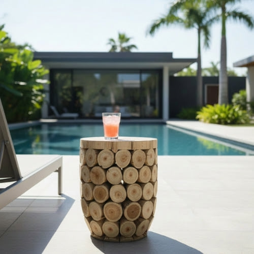 Tabouret en rondins de teck massif installé sur une terrasse ou dans un jardin en usage extérieur abrité
