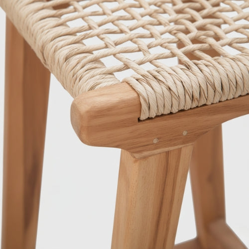 Nuances naturelles du bois de teck sur tabouret haut extérieur avec assise tressée
