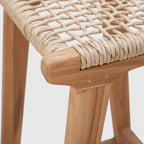 Nuances naturelles du bois de teck sur tabouret haut extérieur avec assise tressée