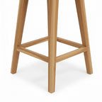 Structure en teck massif d’un tabouret haut extérieur avec piétement stable et finitions naturelles