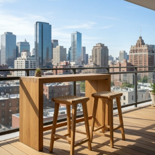 Tabouret haut en teck installé sur une terrasse extérieure, assise tressée conçue pour l’extérieur
