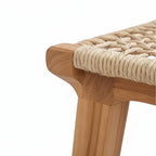 Détail du tressage synthétique extérieur sur tabouret haut en teck, texture et finition visibles