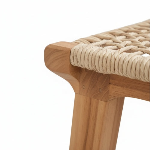 Détail du tressage synthétique extérieur sur tabouret haut en teck, texture et finition visibles