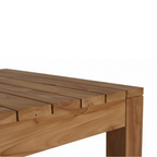 Détail du plateau en teck massif avec finition naturelle sans traitement artificiel