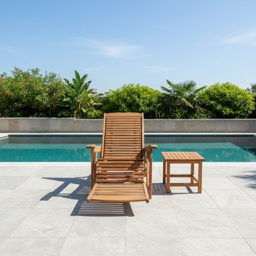 Transat KREPYAK en teck installé en bord de piscine adapté aux environnements humides extérieurs