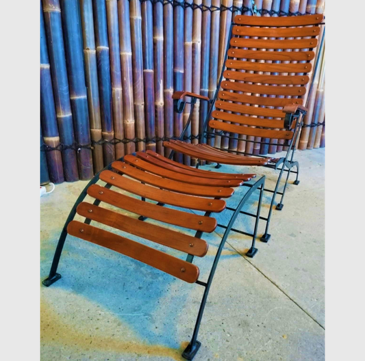 transat teck et métal design, transat teck repose-pieds intégré, transat teck aluminium, transat bois et métal, bain de soleil en teck avec pieds en métal, chaise longue teck avec repose-pieds.
