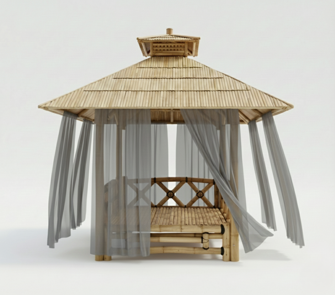 Voilage gris transparent installé sur paillote bambou dans un contexte hôtel ou maison d’hôtes