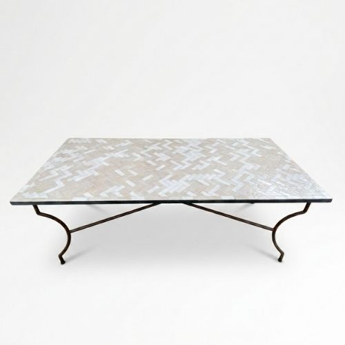 Table en zellige 210 × 100 cm Blanc et beige – Table artisanale avec plateau en résine et pied fixe en fer forgé noir