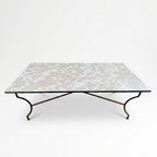 Table en zellige 210 × 100 cm Blanc et beige – Table artisanale avec plateau en résine et pied fixe en fer forgé noir