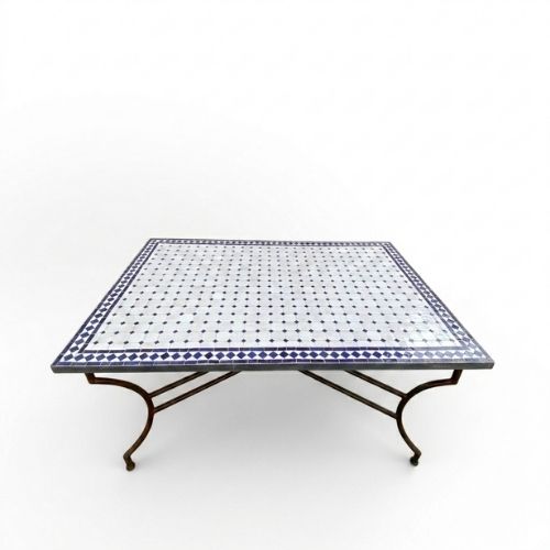 Table en zellige 150 × 100 cm Blanc avec cabochons bleus – Table artisanale marocaine avec pied pliable en fer forgé rouillé