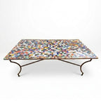 Table en zellige multicolore 200 × 100 cm en béton avec pied fixe noir en fer forgé – Table artisanale marocaine intérieure et extérieure