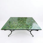 Table en zellige 150 × 100 cm Vert Tamegroute – Table artisanale en béton avec pied fixe en fer forgé noir