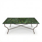 Vue de dessus du plateau en zellige vert Tamegroute de la table rectangulaire 200 × 100 cm