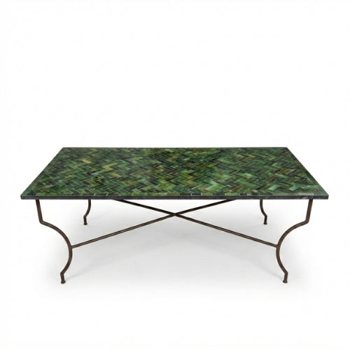 Vue de dessus du plateau en zellige vert Tamegroute de la table rectangulaire 200 × 100 cm