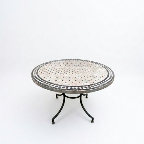Table ronde en zellige Ø 100 cm Beige avec cabochon noir – Table artisanale en béton avec pied fixe en fer forgé noir
