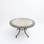 Table ronde en zellige Ø 100 cm Beige avec cabochon noir – Table artisanale en béton avec pied fixe en fer forgé noir