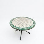 Table ronde en zellige Ø 100 cm Beige avec cabochon vert – Table artisanale en béton avec pied fixe en fer forgé noir