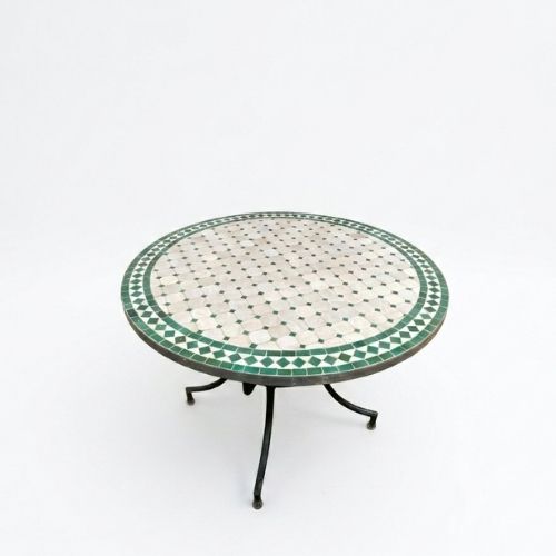 Table ronde en zellige Ø 100 cm Beige avec cabochon vert – Table artisanale en béton avec pied fixe en fer forgé noir