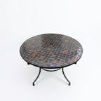Table en zellige rond Ø 120 cm noir et marron avec emplacement pour parasol et pied fixe en fer forgé – Table artisanale marocaine haut de gamme