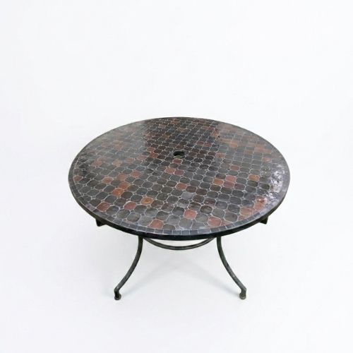 Table en zellige rond Ø 120 cm noir et marron avec emplacement pour parasol et pied fixe en fer forgé – Table artisanale marocaine haut de gamme