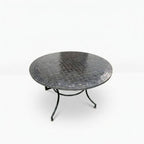 Table ronde en zellige Ø 120 cm noire – Table artisanale en béton avec pied fixe en fer forgé noir