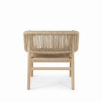 Vue de profil de la chaise en teck massif NINA mettant en valeur son design contemporain