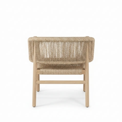 Vue de profil de la chaise en teck massif NINA mettant en valeur son design contemporain
