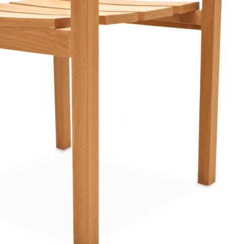 Vue de profil du fauteuil en teck massif au style intemporel