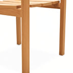 Vue de profil du fauteuil en teck massif au style intemporel