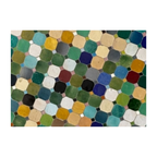 Détail du plateau en mosaïque de zellige marocain multicolore posé à la main sur table ronde extérieure