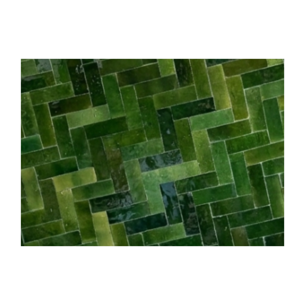 Détail du plateau en zellige marocain vert Tamegroute posé à la main sur table rectangulaire extérieure